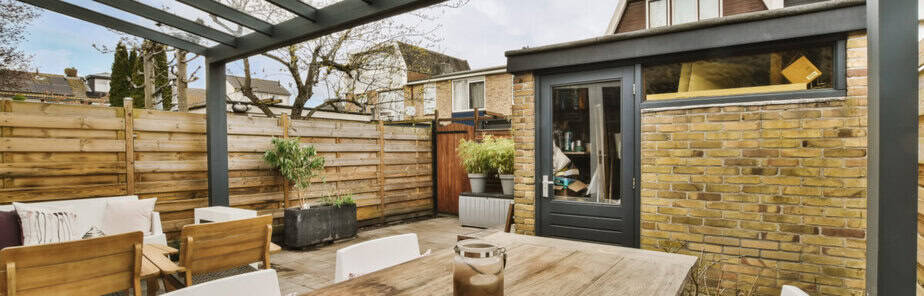 Aluminium vs houten terrasoverkapping: prijsverschil & voordelen